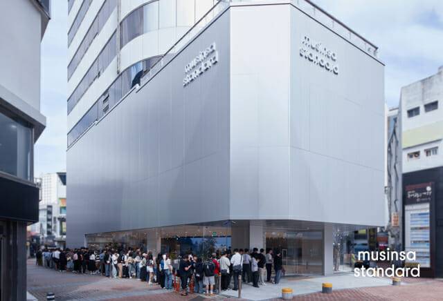 9월 22일 무신사 스탠다드 동성로 그랜드 오픈 당일 매장 앞에 늘어선 오픈런 행렬