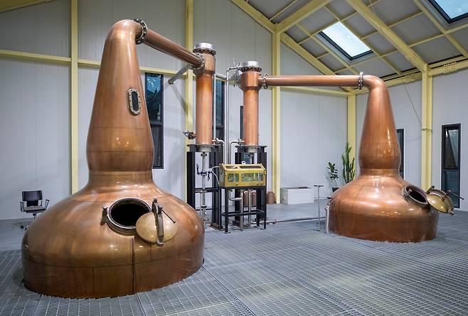 경기도 남양주에 위치한 쓰리소사이어티스 증류소에서 위스키 원액을 생산하는 단식 증류기 모습. /김지호 기자