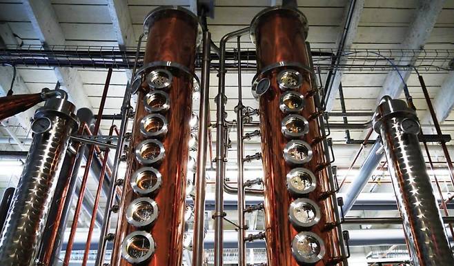 블렌디드 위스키의 기본 재료인 그레인 위스키를 만드는데 쓰는 연속식 증류기 모습. /thelibertydistillery