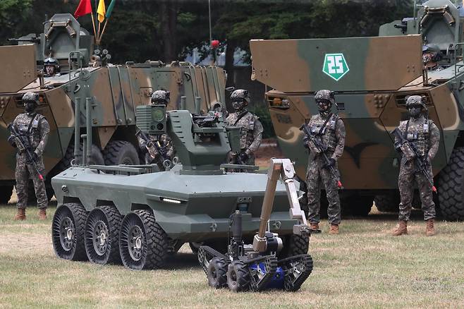 10일 오전 경기도 양주 소재 제25보병사단에서 열린 '아미타이거'(Army TIGER) 시범여단 전투단 선포식에서 장병들이 유·무인 전투체계 중 무인 수색 차량을 선보이고 있다. '2022.6.10/사진공동취재단