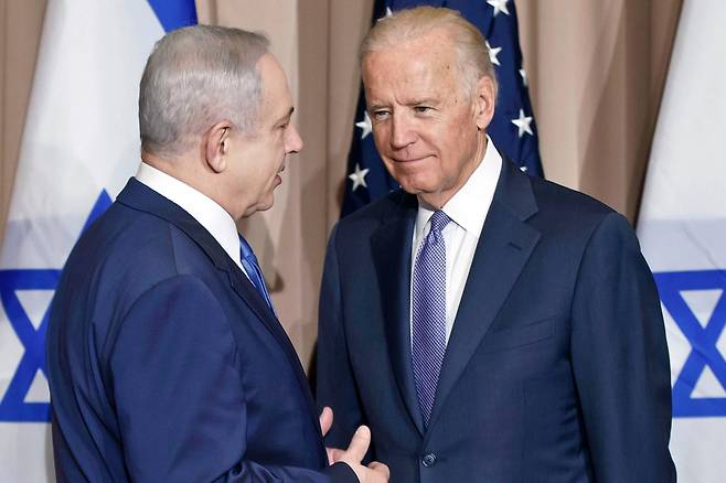 베냐민 네타냐후(왼쪽) 이스라엘 총리와 조 바이든 당시 미국 부통령이 2016년 1월 21일 스위스 다보스에서 열린 세계경제포럼과 별도로 회담에 앞서 이야기를 나누고 있다./AP 연합뉴스