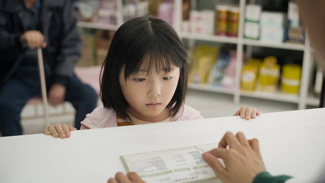 초록우산은 복지 사각지대에 놓인 가족돌봄아동을 발굴하기 위해 전국 약국 400여 곳과 함께 ‘돌봄약봉투’ 캠페인을 벌이고 있다. 
연로한 할머니·할아버지 등을 대신해 약을 타러 다니는 가족돌봄아동들이 손쉽게 지원을 요청할 수 있도록 하기 위해서다. 사진은 
돌봄약봉투 캠페인 영상 광고의 한 장면. 초록우산 제공