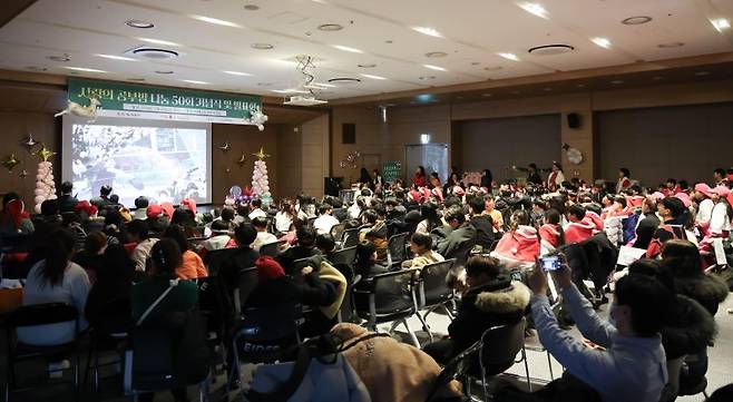 지난 22일 경기 성남 NS홈쇼핑 본사 사옥에서 임직원들이 관계자들과 '사랑의 공부방 50회 후원 기념식' 행사를하고 있다. NS홈쇼핑 제공