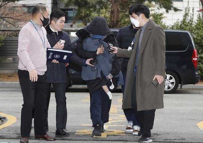 서울 강남 소재 유흥업소 여실장과 함께 고(故) 이선균씨를 협박하고 금품을 갈취한 혐의로 사전 구속영장이 청구된 20대 여성이 28일 오후 인천 미추홀구 인천지법에서 구속 전 피의자 심문(영장실질심사)에 출석하기 위해 이동하고 있다. 사진=뉴시스