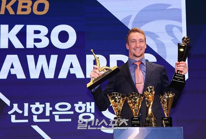 2023 KBO 시상식이 27일 오후 서울 중구 소공동 웨스틴조선호텔에서 열렸다. MVP로 선정된 NC 페디가 시상식 후 트로피를 앞에 두고 포즈를 취하고 있다. MVP와 신인상 수상자는 정규시즌 종료 후 한국야구기자회 소속 언론사 기자 및 각 지역 언론 담당 기자들의 사전 온라인 투표로 정해졌다. 김민규 기자 mgkim1@edaily.co.kr /2023.11.27/