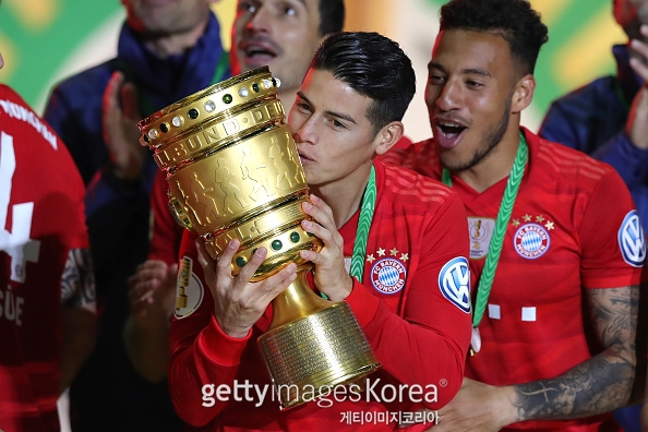 BERLIN, GERMANY - MAY 25: James Rodriquez of Bayern Muenchen lifts the trophy in celebration with team mates after the DFB Cup final between RB Leipzig and Bayern Muenchen at Olympiastadion on May 25, 2019 in Berlin, Germany. (Photo by Alexander Hassenstein/Bongarts/Getty Images)