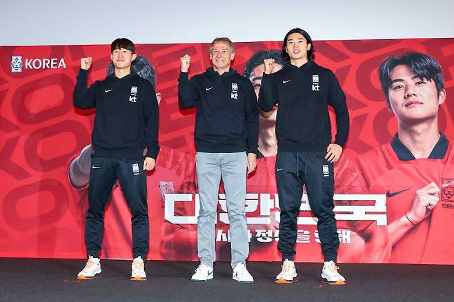 <yonhap photo-1750="">28일 오전 서울 용산구 CGV 용산아이파크몰점에서 열린 2023 아시아축구연맹(AFC) 카타르 아시안컵 축구국가대표팀 최종명단 발표식에서 위르겐 클린스만 감독(가운데)과 이재성(왼쪽), 조규성이 기념촬영을 하고 있다. 연합뉴스</yonhap>