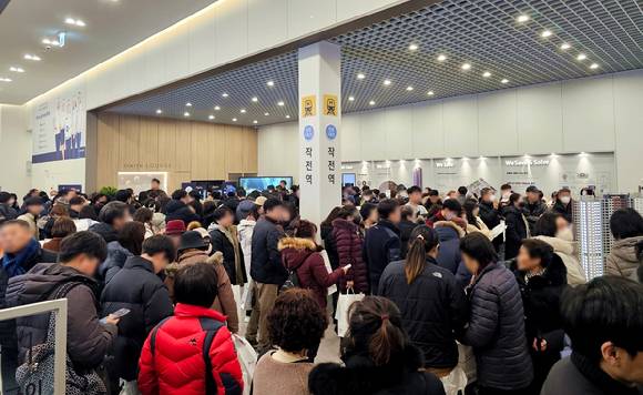 두산위브더제니스 센트럴 계양 견본주택을 찾은 관람객들이 청약 상담을 기다리고 있다. [사진=두산건설]