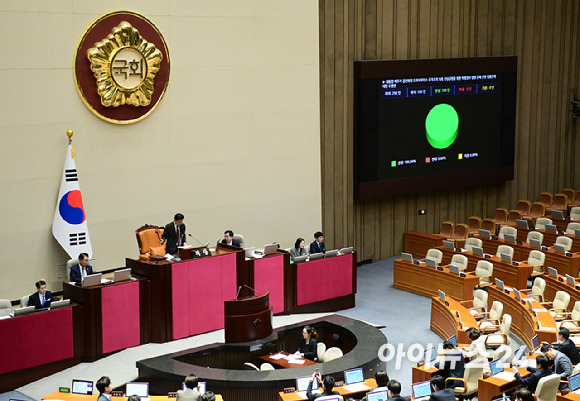 28일 서울 여의도 국회에서 열린 본회의에서 '대통령 배우자 김건희의 도이치모터스 주가조작 의혹 진상규명을 위한 특별검사 임명 등에 관한 법률안'이 통과 되고 있다. 여당은 표결에 불참했다. [사진=정소희 기자]