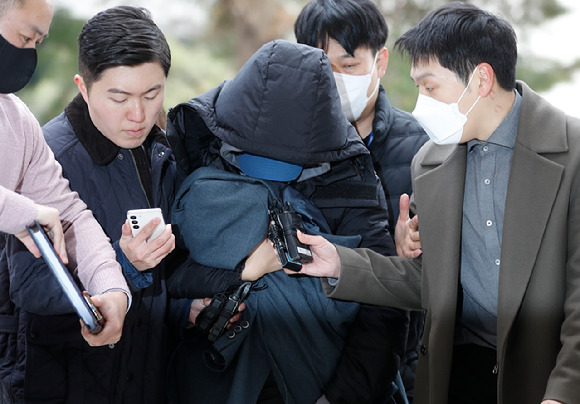 서울 강남 소재 유흥업소 여실장과 함께 배우 고(故) 이선균(48)씨를 협박, 금품을 갈취한 혐의로 사전 구속영장이 청구된 20대 여성이 28일 오후 인천 미추홀구 인천지법에서 구속 전 피의자 심문(영장실질심사)에 출석하기 위해 이동하고 있다. [사진=뉴시스]