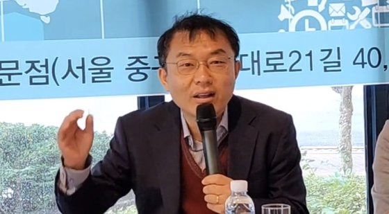 민경우 민경우수학연구소 소장이 지난 10월 한 토크콘서트에서 이야기하는 모습. 사진 유튜브 캡처