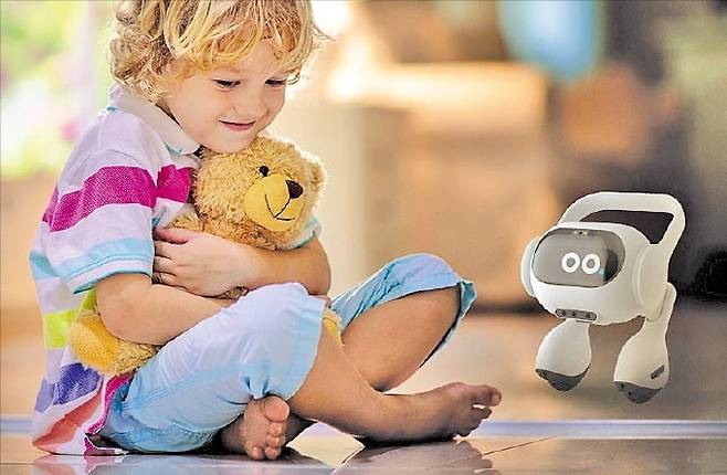 LG전자의 생활 로봇인 ‘스마트홈 AI 에이전트’. 두 개의 바퀴가 달린 이 소형 로봇(오른쪽)은 자율주행으로 집안 곳곳을 돌며 불필요하게 작동되는 가전을 제어한다. LG전자 제공