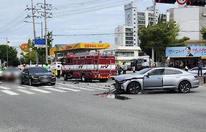 광주 광산구 송정동 한 사거리에서 택시가 승용차와 부딪힌 뒤 속도를 줄이지 못하고 횡단보도를 건너던 행인을 덮쳐 3명이 숨졌다./사진=연합뉴스