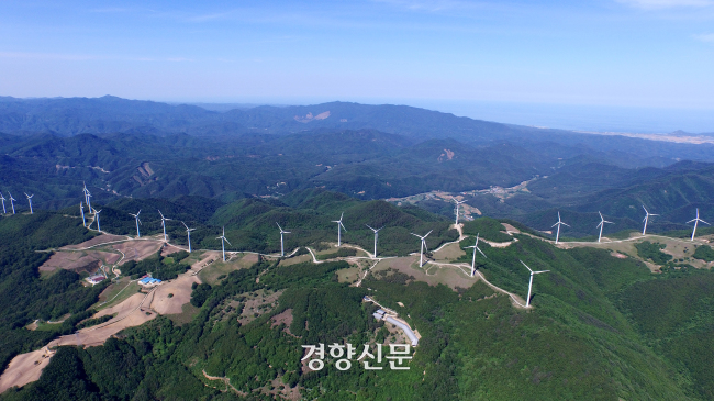 경북 영양군 석보면 맹동산 일대에 설치된 풍력발전소의 지난 2015년 모습. AWP영양풍력발전단지 사업 대상지 인근에 있다. 경향신문 자료사진