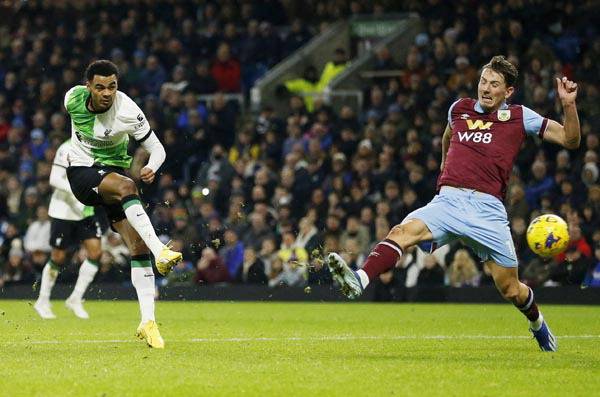 리버풀의 코디 학포(왼쪽)가 27일 영국 번리의 터프 무어에서 열린 2023-2024 잉글랜드 프리미어리그(EPL) 19라운드 번리전에서 슈팅하고 있다. 연합뉴스