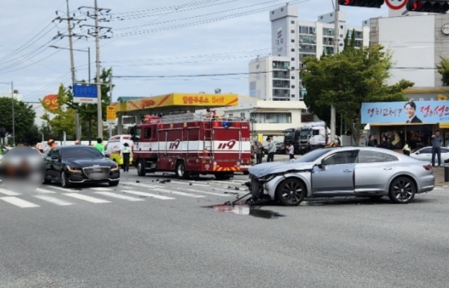 지난 8일 광주 광산구 송정동에서 한 택시가 교차로에서 멈추지 않고 승용차 한 대를 친 후 횡단보도 위 보행자 3명을 덮쳐 숨지게 한 사고 현장. 연합뉴스