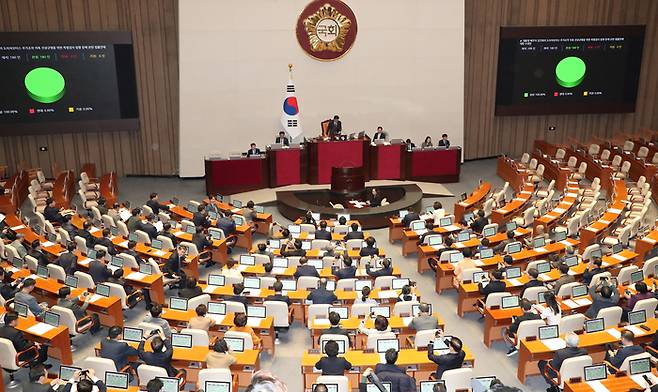 28일 서울 여의도 국회에서 열린 본회의에서 대통령 배우자 김건희의 도이치모터스 주가조작 관련 특검법이 여당의 불참 가운데 처리되고 있다. [한주형 기자]