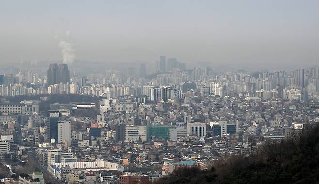 5일 서울 용산구 남산 전망대에서 강북 일대 아파트와 빌딩들이 보이고 있다. 임세준 기자