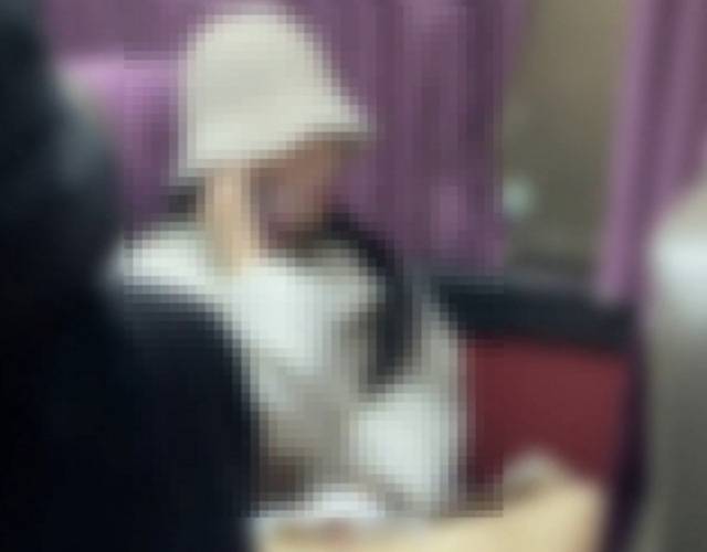 광역버스에서 좌석에 짐을 올려놓고 사람이 앉지 못하게 하고 있는 한 여성. [온라인 커뮤니티 캡처]