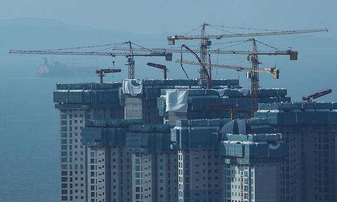 지난 26일 한 신축아파트 공사현장의 모습. 뉴스1