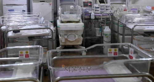 비어있는 신생아실 - 경기 수원시에 위치한 한 병원의 신생아실이이 비어있다. 2023년 3분기까지 합계출산율은 0.7명이다.