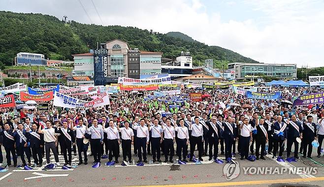 "우주항공청 특별법 통과시켜라" 경남도민 궐기대회 (사천=연합뉴스) 3일 경남 사천시 삼천포대교공원에서 열린 '우주항공청 특별법 통과 촉구를 위한 범도민 궐기대회'에서 참가자들이 우주항공청 특별법 국회 통과를 촉구하고 있다. 2023.9.3 [경남도 제공. 재판매 및 DB 금지] bong@yna.co.kr