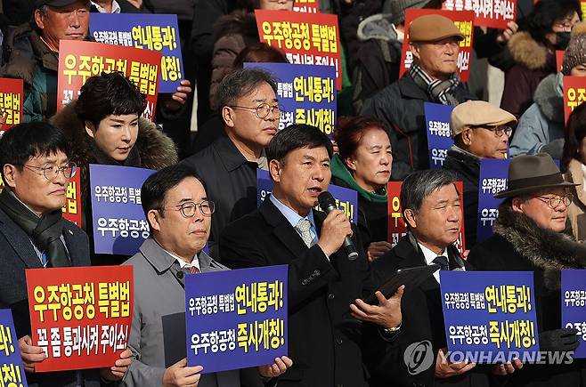 발언하는 최재호 경남상의 협의회장 (서울=연합뉴스) 신준희 기자 = 26일 국회 본청 앞에서 경상남도상공회의소협의회 주최로 열린 우주항공청 특별법 연내 통과 촉구 기자회견에서 최재호 경상남도상공회의소협의회장이 발언하고 있다. 2023.12.26 hama@yna.co.kr