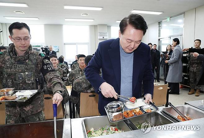 최전방 부대에서 직접 배식받는 윤석열 대통령 (연천=연합뉴스) 진성철 기자 = 윤석열 대통령이 연말연시를 맞아 28일 경기도 연천군 중부 전선 전방부대 관측소 식당에서 가진 장병들과의 오찬에서 직접 배식을 받고 있다.    2023.12.28  [대통령실통신사진기자단] zjin@yna.co.kr