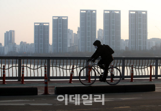 미세먼지 농도가 ‘나쁨’ 수준을 보인 29일 서울 서초구 반포대교에서 시민들이 자전거를 타고 있다.(사진=김태형 기자)