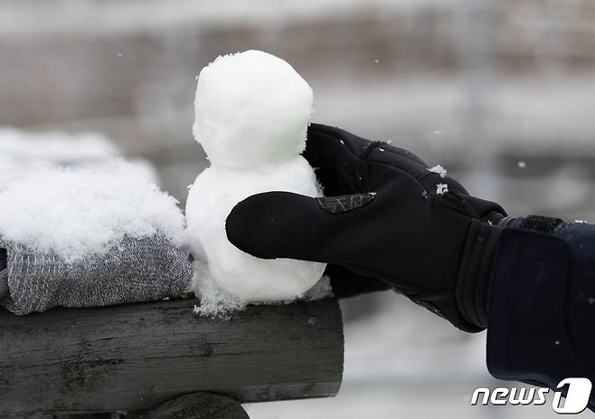 서울 중구 서울광장에 눈이 내리고 있다. 2023.12.25/뉴스1 ⓒ News1 이재명 기자