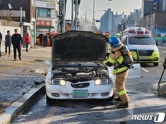 28일 오전 10시38분쯤 부평 산곡역 인근 도로를 달리던 소나타 차량에서 불이 나 70대 운전자가 크게 다쳐 치료를 받고 있다. 사진은 화재 현장.(인천소방본부 제공)2023.12.29 ⓒ News1 박소영 기자