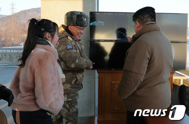 지난 18일 고체연료 기반의 신형 대륙간탄도미사일(ICBM) '화성-18형' 발사훈련 현장에 딸 주애와 함께한 김정은 노동당 총비서. [국내에서만 사용가능. 재배포 금지. DB 금지. For Use Only in the Republic of Korea. Redistribution Prohibited] rodongphoto@news1.kr