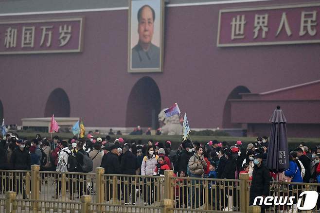 중국 양회의 한 축이자 국회 격인 전국인민대표회의(전인대)가 5일(현지시간) 오전 개막한 가운데, 국민들이 천안문 광장을 지나고 있다. ⓒ AFP=뉴스1 ⓒ News1 정윤영 기자