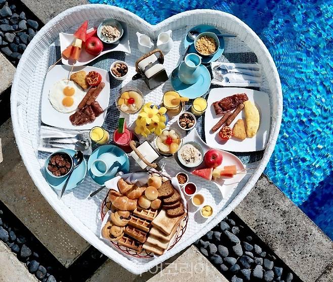 판다이 인다 라고이 빈탄, 플로팅 조식