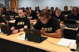 사우스 캐롤라이나주(州)의 포트 잭슨 미 육군 기지에서 진행 중인 ‘미래 군인(Future Soldier) 준비 코스' 캠프에 참가한 청년들이 입대에 필요한 시험 준비를 하고 있는 모습. /미 육군