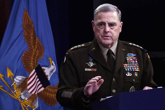 마크 밀리 미국 합참의장이 지난달 18일(현지 시각) 미국 워싱턴DC 국방부 청사에서 아프가니스탄 사태에 대해 언론 브리핑을 하고 있다./AFP 연합뉴스