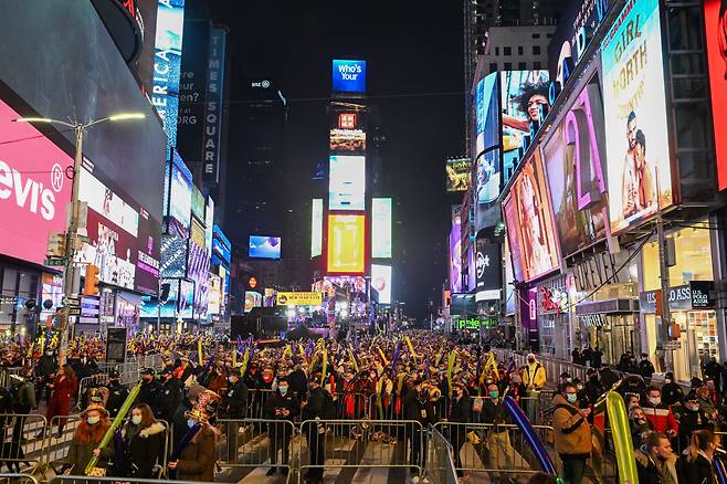 지난 2021년 12월 31일 뉴욕 타임 스퀘어에서 새해 전야 축제를 즐기는 사람들./게티이미지 코리아