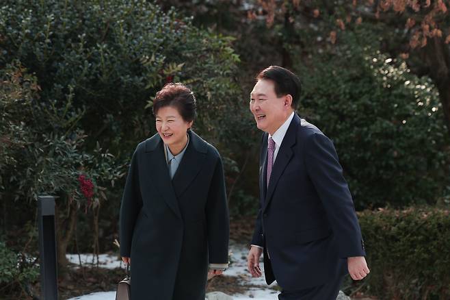 윤석열 대통령이 29일 오후 박근혜 전 대통령을 만나 서울 용산구 한남동 관저에서 오찬을 마친 뒤 산책하고 있다. /뉴스1