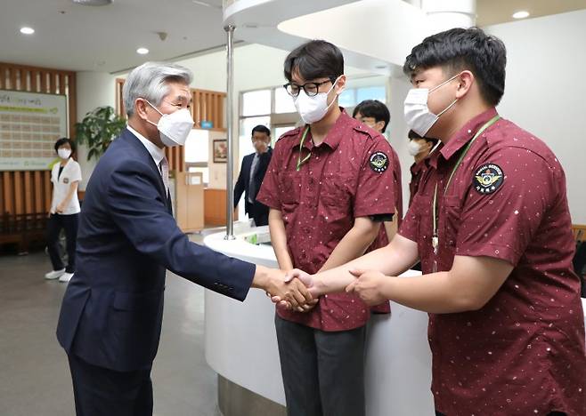 이기식 병무청장이 지난 6월 23일 경기도 수원보훈요양원을 방문, 복무 중인 사회복무요원을 격려하고 있다. 사진=병무청 제공