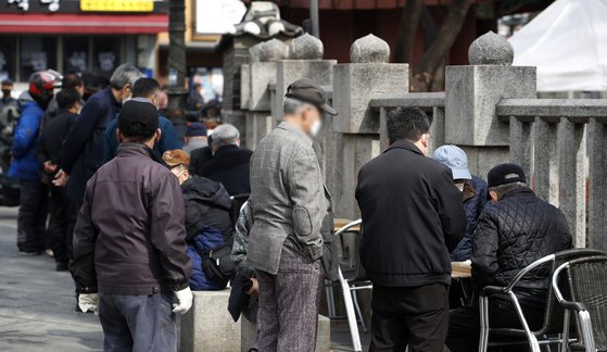 서울 종로구 탑골공원 인근에서 어르신들이 장기를 구경하고 있다. ※기사내용과 직접적인 관련 없습니다. 뉴스1