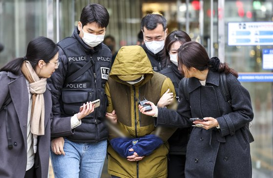 아내를 둔기로 살해한 혐의를 받는 대형 로펌 출신 미국 변호사 A씨가 지난 12일 서울 성북구 성북경찰서에서 서울중앙지방검찰청으로 송치되고 있다. 뉴시스