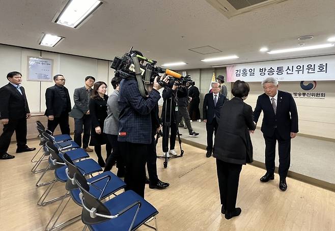 김홍일 위원장(맨 오른쪽)이 취임식을 마치고 방통위 직원들과 인사하고 있다.