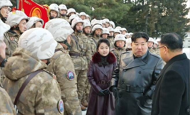 김정은 북한 국무위원장이 딸 김주애와 함께 지난 18일 대륙간탄도미사일(ICBM) ‘화성-18형’ 발사 훈련에 참여했던 미사일총국 제2붉은기중대 군인들을 격려하는 모습.  /연합뉴스