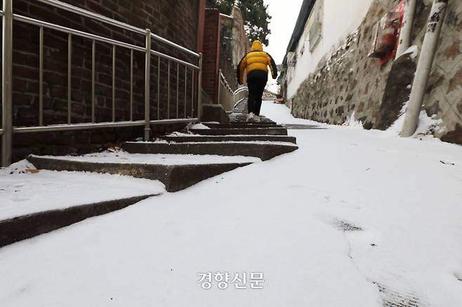 전국 곳곳에 밤사이 눈이 내렸던 지난 20일 서울 종로구 골목길에 눈이 쌓여 있다. 2023.12.20 한수빈 기자