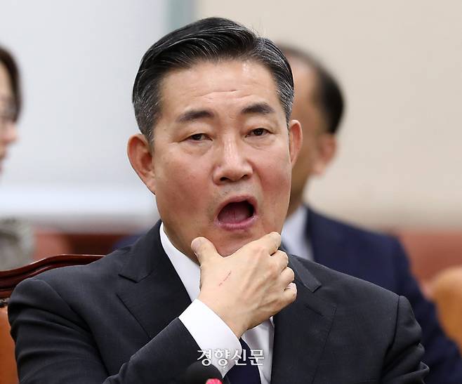 신원식 국방부장관 후보자가 9월 27일 국회 국방위에서 인사청문회에서 굳은 표정을 짓고 있다. 박민규 선임기자