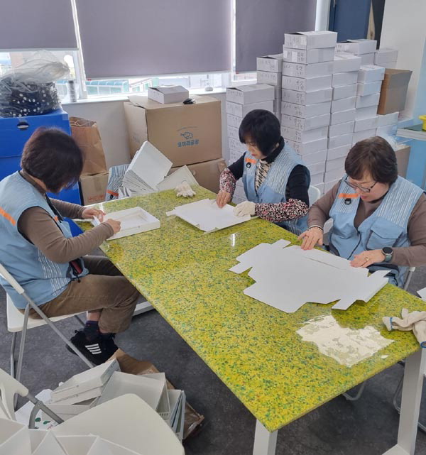 노인 일자리 참여자들이 업사이클링 제품을 조립하는 모습. 한국노인인력개발원 부산울산본부 제공