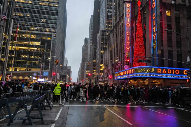 미국 뉴욕의 거리를 걷는 사람들. AFP연합뉴스