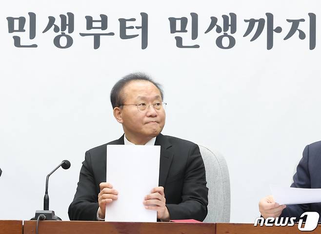 (서울=뉴스1) ,송원영 기자 = 윤재옥 국민의힘 대표 권한대행이 29일 서울 여의도 국회에서 열린 원내대책회의에 참석하고 있다. 2023.12.29/뉴스1  Copyright (C) 뉴스1. All rights reserved. 무단 전재 및 재배포,  AI학습 이용 금지.