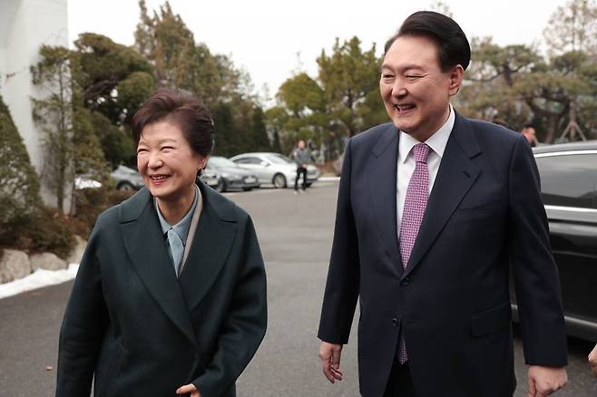 [서울=뉴시스] 윤석열 대통령이 29일 서울 한남동 관저에서 박근혜 전 대통령과 만나 오찬을 위해 이동하고 있다. (사진=대통령실 제공) 2023.12.29. *재판매 및 DB 금지