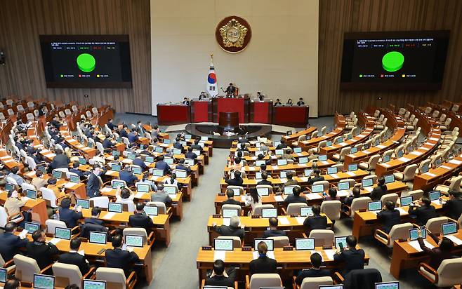 28일 국회 본회의에서 ‘대통령 배우자 김건희의 도이치모터스 주가조작 의혹 진상규명을 위한 특별검사 임명 등에 관한 법률안’이 가결되고 있다. [연합]